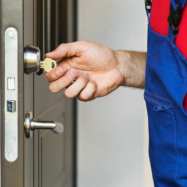 en nuestra cerrajería residencial realizamos la instalación de sistemas de seguridad para hogares